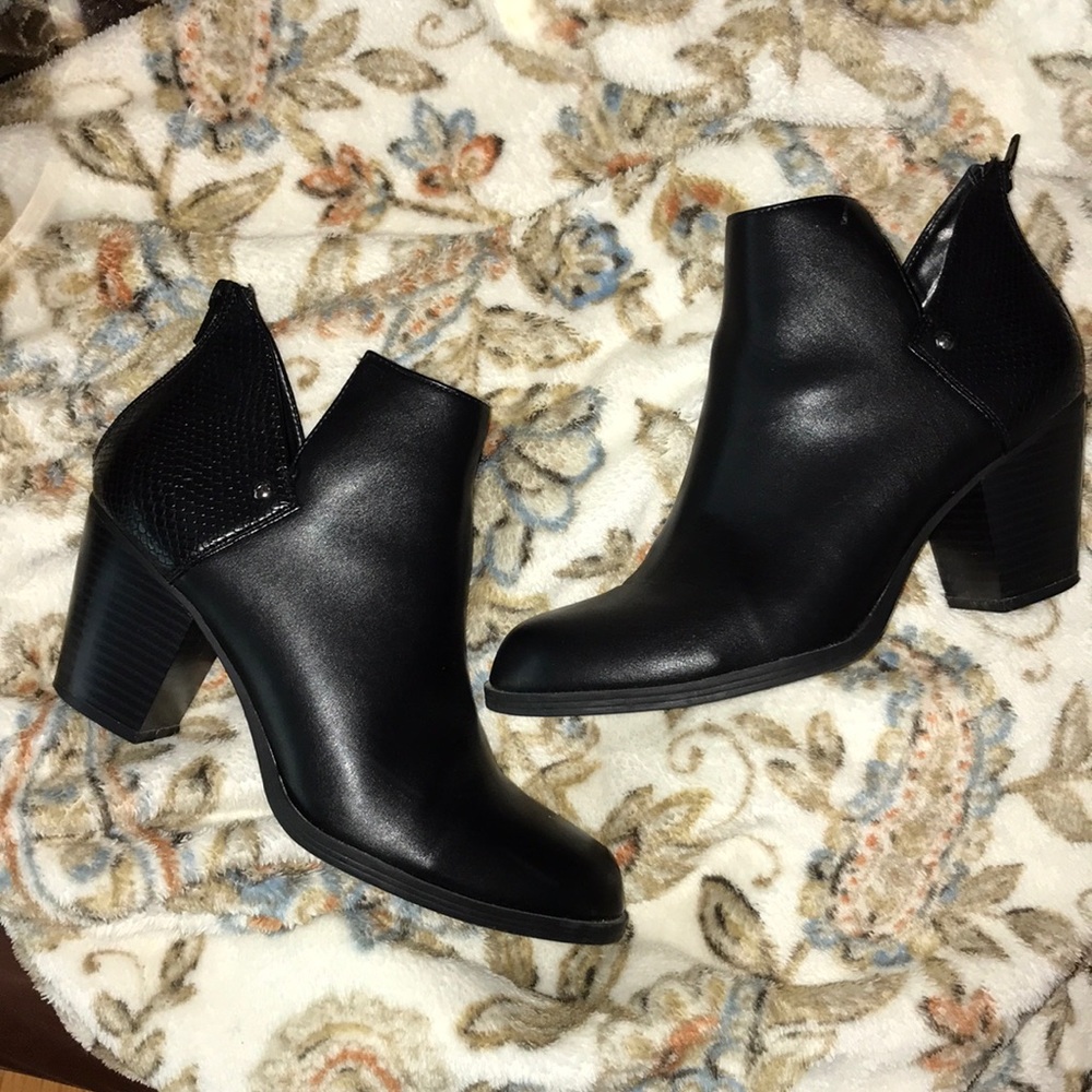 Vera Wang black booties